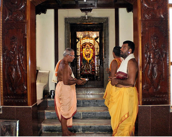 Guruji Shri Suresh J Pai (left) praying to Shri Mahalasa Narayani at Harikhandige Shri Mahalasa Narayani Devi Kshetra